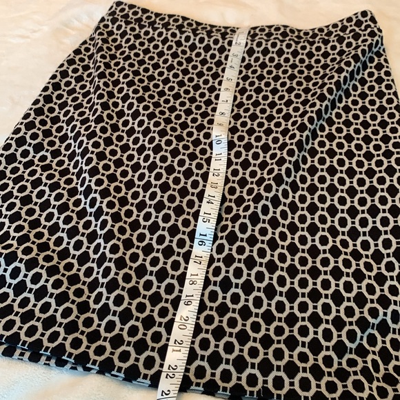 Women’s skirt, black and white classic pattern. - Picture 3 of 7